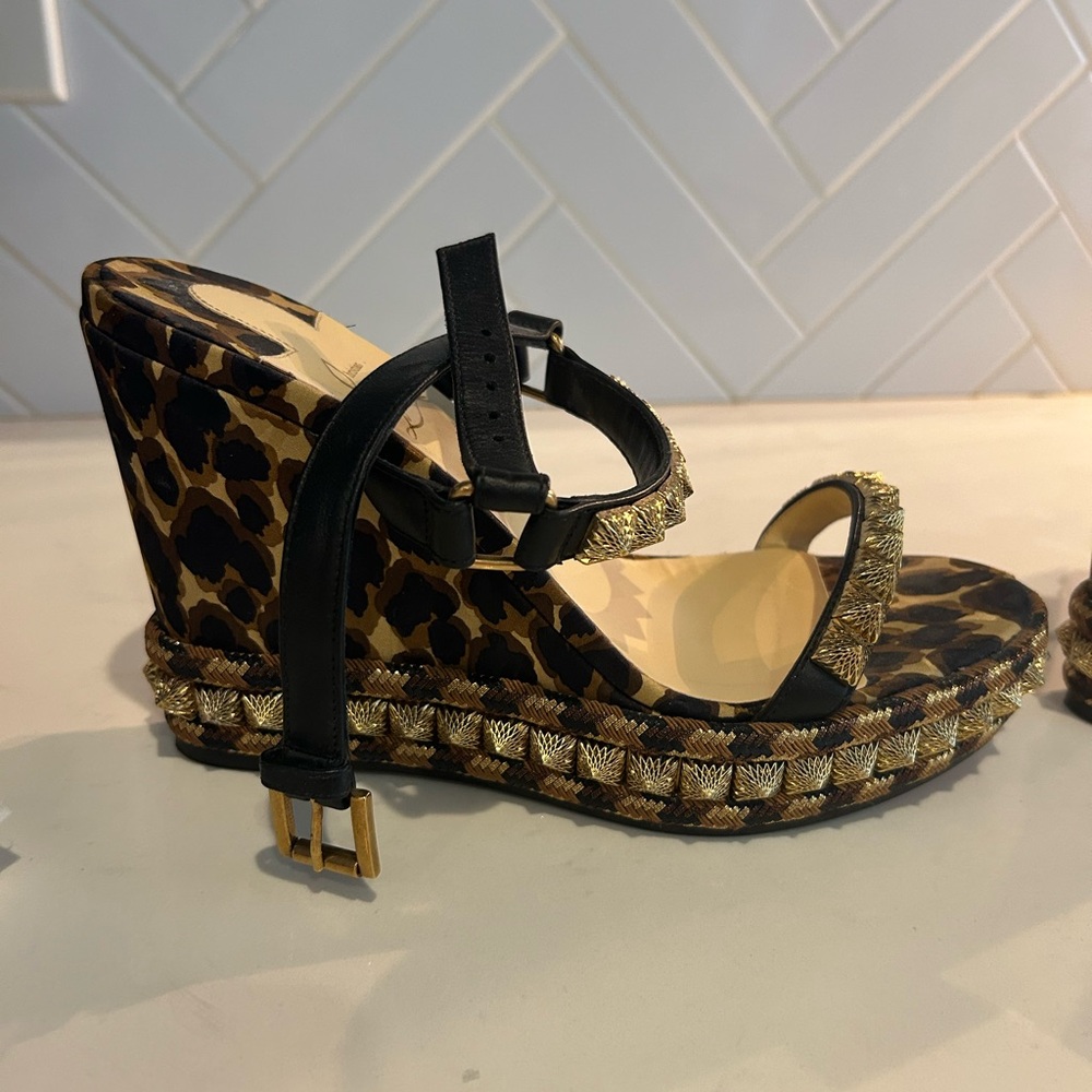 Christian Louboutin Nappa Silk Leopard Pira Ryad 110 Wedge Sandal 40 Black - Picture 6 of 7